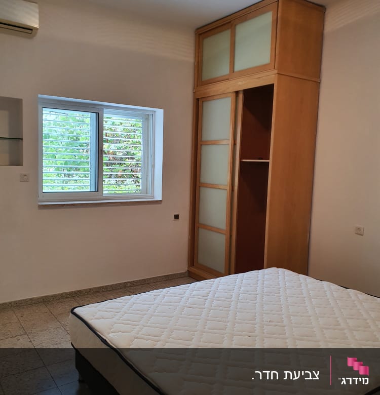 חדר שינה עם קירות צבועים בלבן